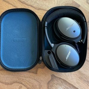 Like new Bose QuietComfort 25 Acoustic Noise Canceling headphones. Sound great